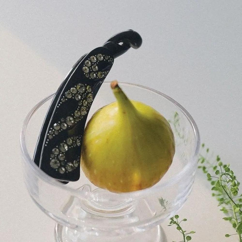 bydaisy Black Diamond Cubic Banana Pin Bh0970