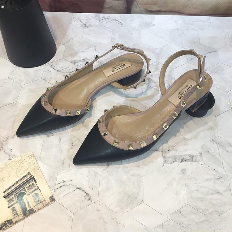 Sandales rivetées pour femmes, nouvelles chaussures plates pointues en cuir laqué Baotou Temperament, talons hauts, tailles 33 à 41, 2024