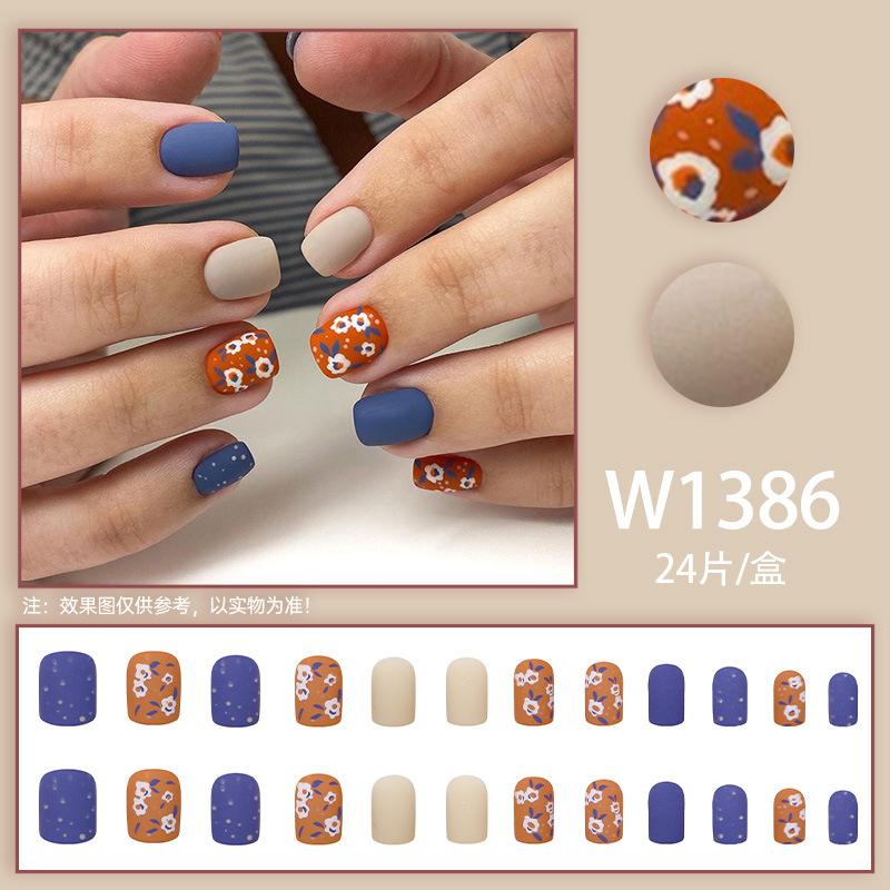 

24 шт. Короткие цветочные ногти теплого белого цвета, на ногтях синего цвета с коричневым европейским квадратным нейл-артом и королевским пальцем.