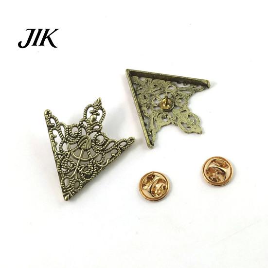 Suit Collar Clip 1 Pair Vintage Shirt Clip, Hollow-Out Decoration Alloy Retro Clothing Accessory Triangle Brooch Pin for Men Women Decorative Fastener