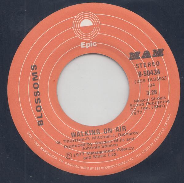 

7inch Record BLOSSOMS - Walking On Air 850434 Epic 1977 Canada Soul/Funk Used
