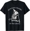 Camiseta Gambá Patinete Rumo a Causar Confusão na Biblioteca