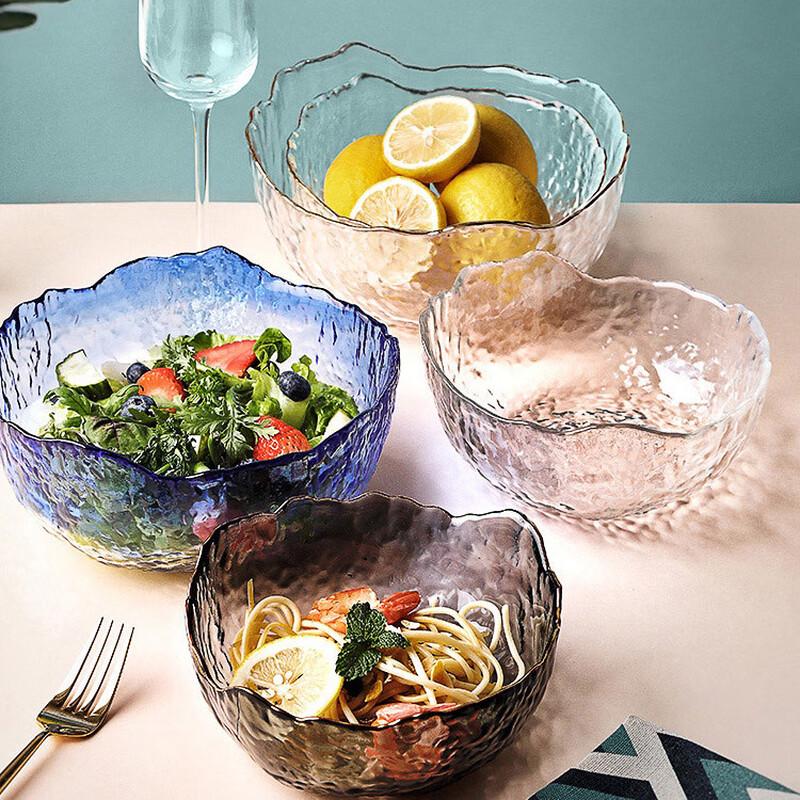 Gehämmerte Glasschale für Salate im japanischen Stil