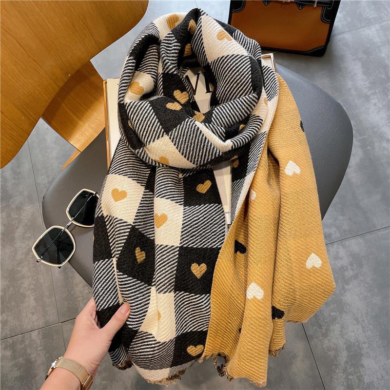 

Шарф из искусственного кашемира нового стиля для женщин Douyin Live Клетчатый Универсальный Украшение в виде любви Утолщенный Шарф с кисточками Теплая шаль 200*70cm