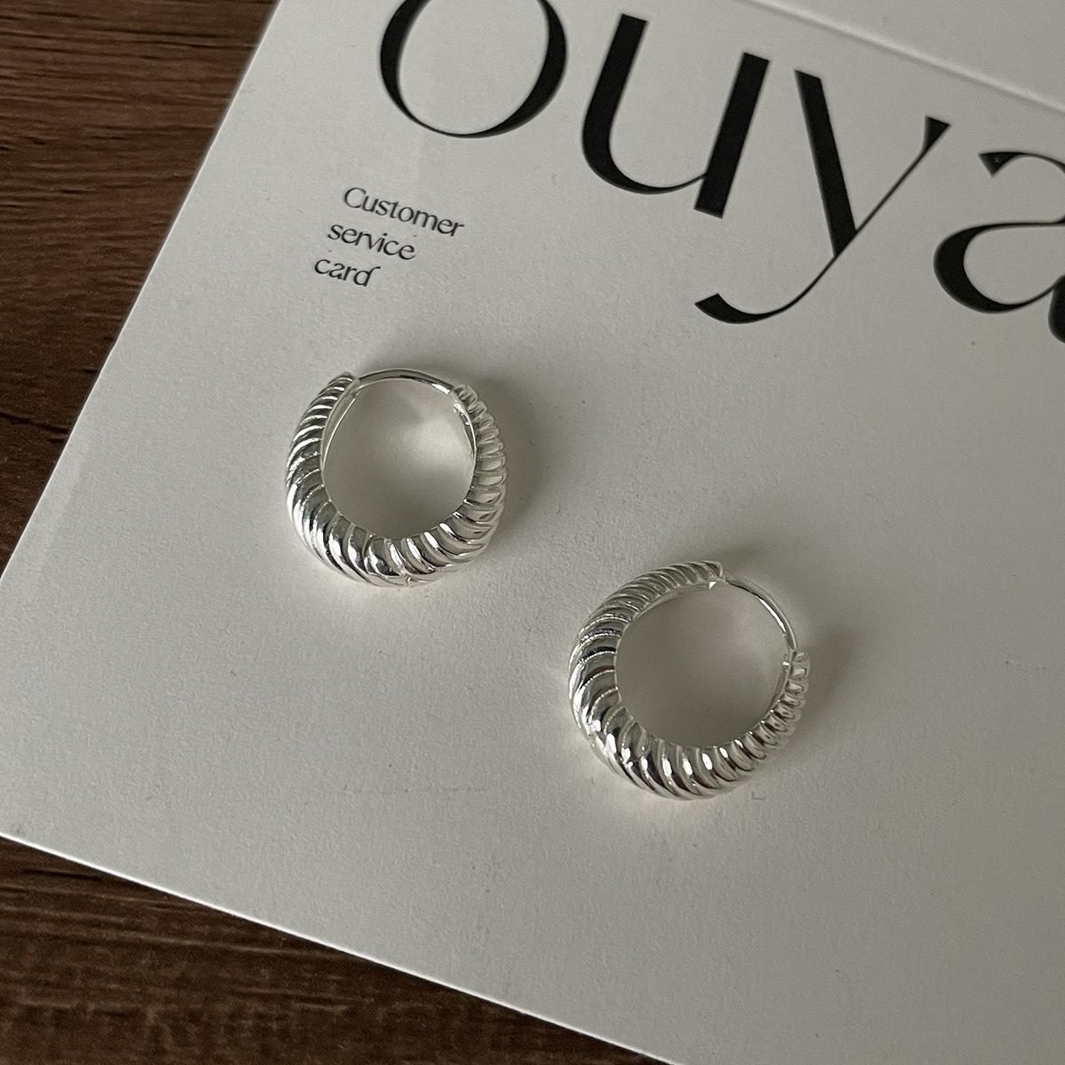 

Premium sense niche twist texture earrings 925 silver needle fashion simple versatile circle ear jewelry temperament girl 925 silver needles