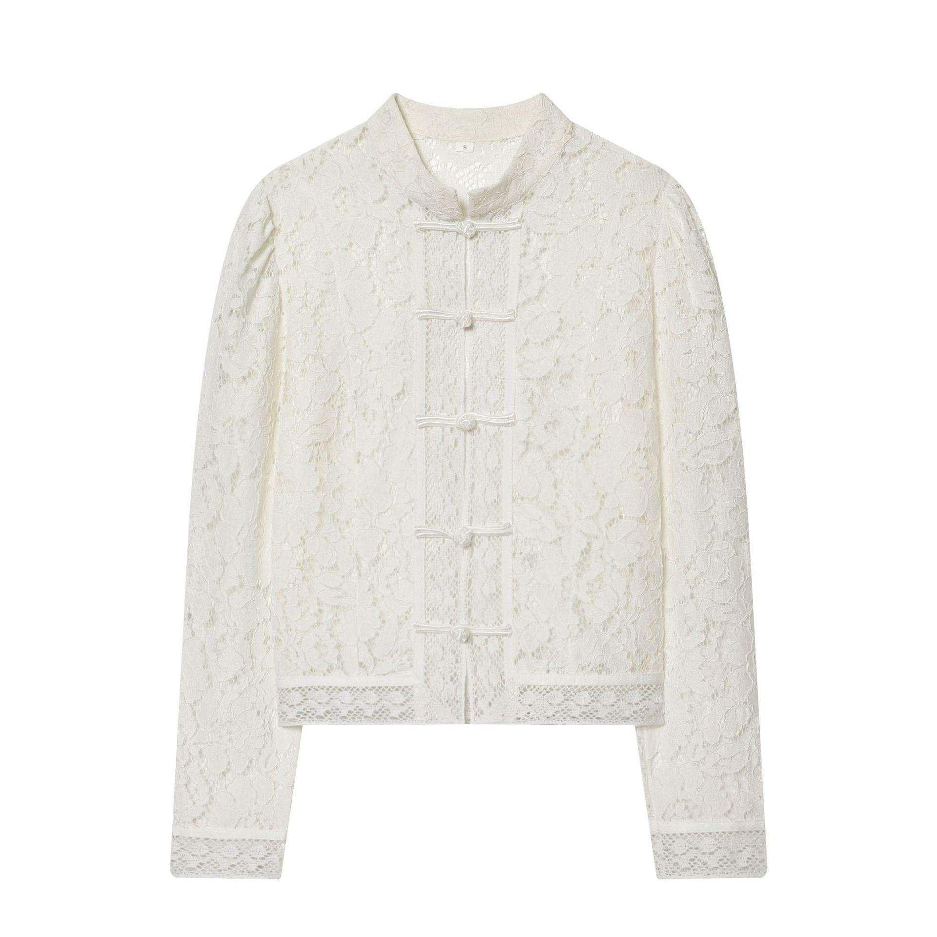 

Элегантная женская кружевная вязаная крючком блузка в французском стиле с воротником-стойкой и деталями на пуговицах-«лягушках» Large