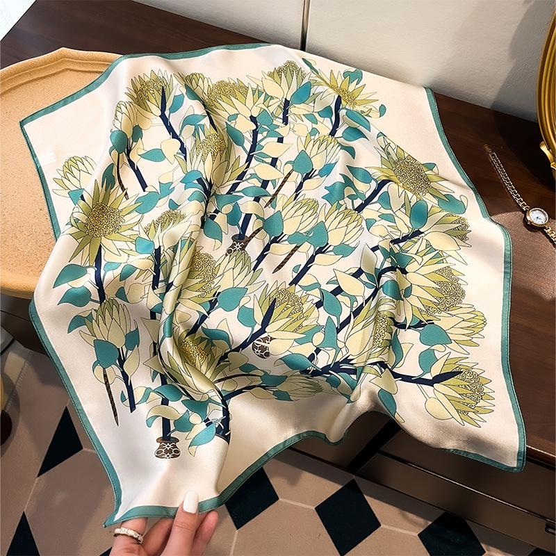 Light luxury Nordic style purple morning glory printing mulberry silk silk scarf women's high-end temperament 111 silk small square scarf