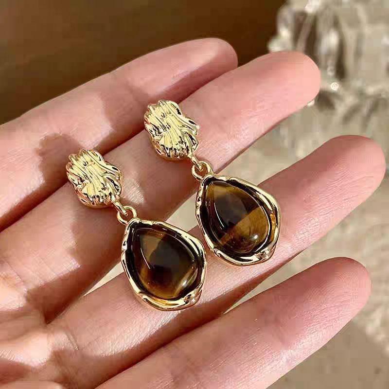 

Vintage Maillard caramel color tiger s eye stone stud earrings light luxury high-end temperament earrings versatile personality unique earrings