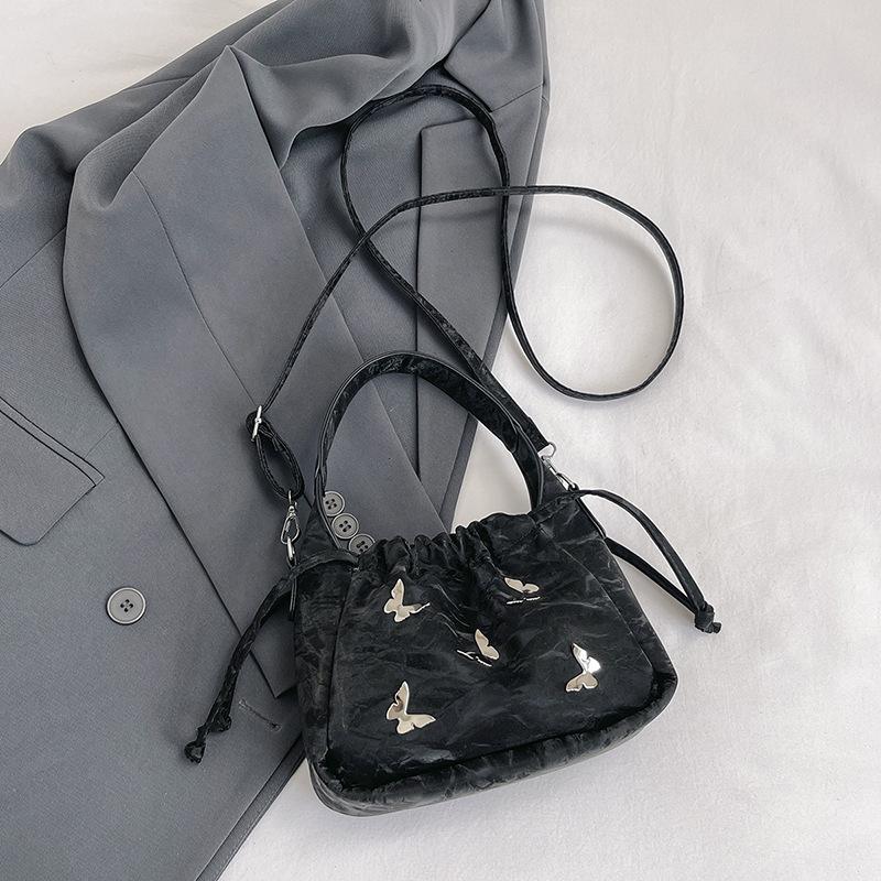 

Сумка-ведро на цепочке Женская 2025 Новая Нишевый дизайн Сумка через плечо Модная складная сумка чёрный