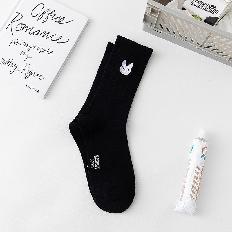 Dámské černo-bílé bavlněné ponožky se střední trubicí – trendy japonský vyšívaný podzimní/zimní styl