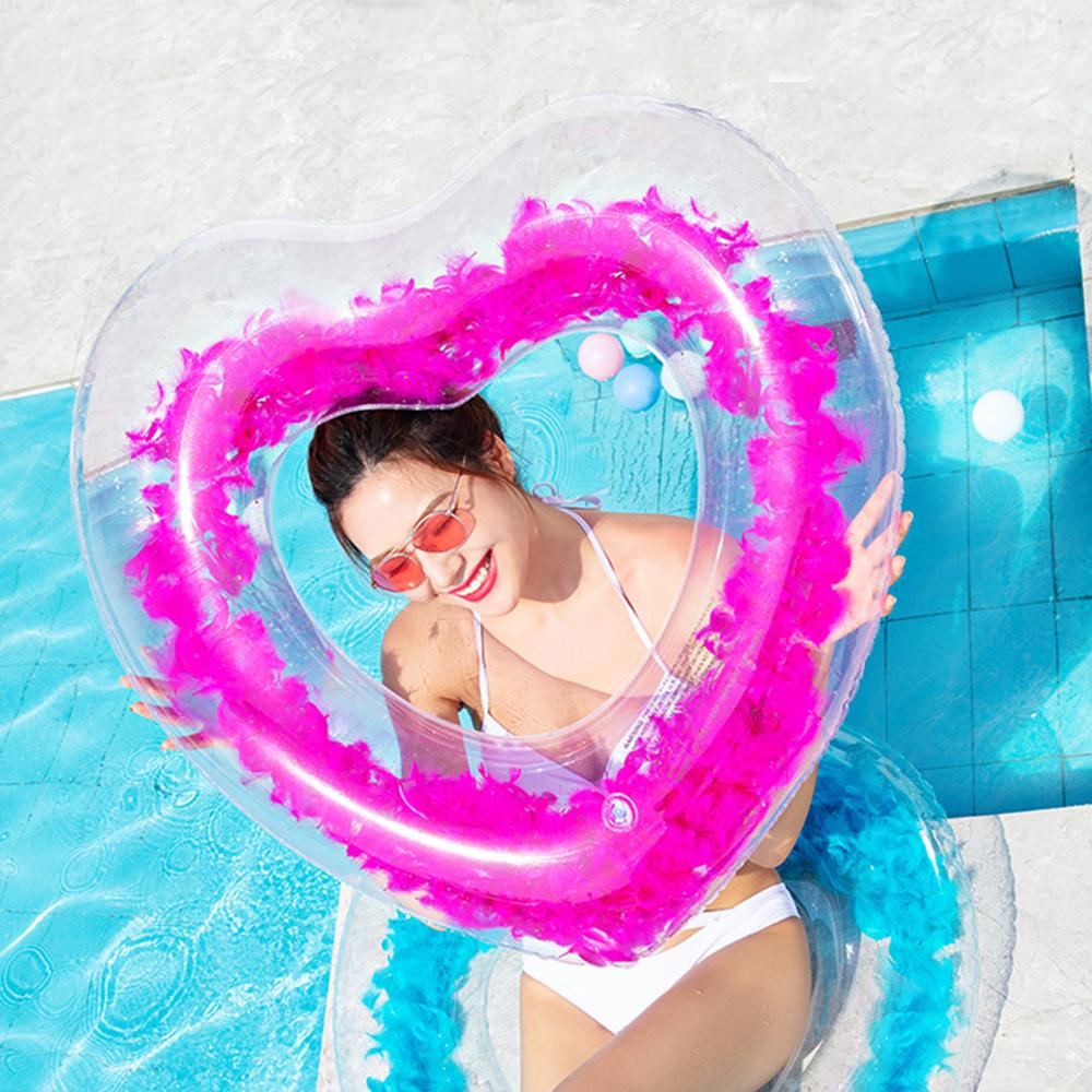 Klarer herzförmiger Schwimmring mit Federn, Aufblasbarer Schwimmring für Pool, Urlaubs-Foto-Requisite