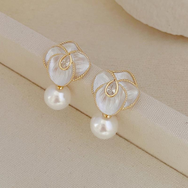 Flower zircon pearl earrings, high-end sense, elegant temperament, stud earrings, fashionable and versatile earrings, women