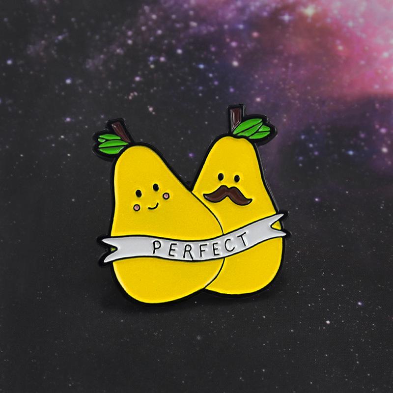 Cute Cartoon Couple Pear Hug Brooch - Trendy Love Badge