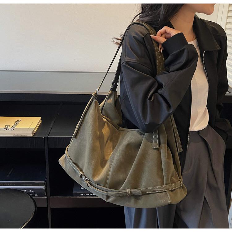 IELGY Retro Large-Capacity Fashion One-Shoulder Messenger Bag All-Match Commuter Underar