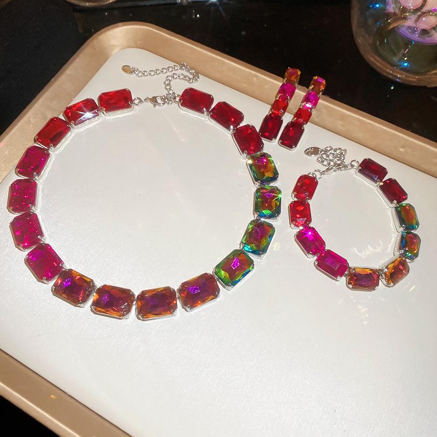 Элегантный набор серьги и колье со стразами геометрической формы с дизайном Color Block