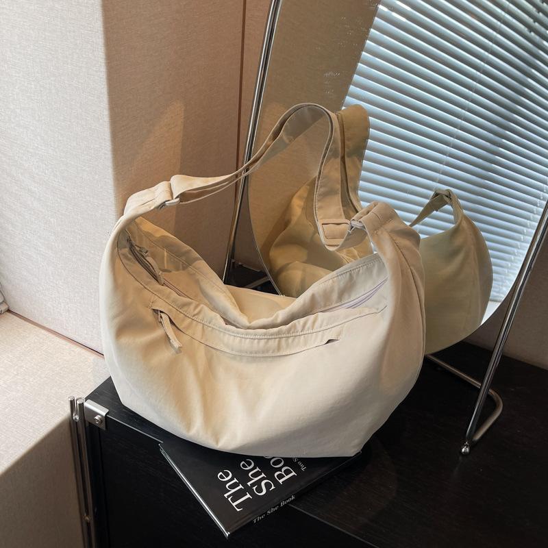 Simple shoulder dumpling bag women's summer lightweight college student messenger bag commuter handbag travel bag