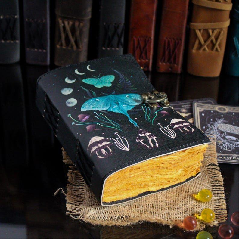 

Кожаная Книга Теней Мотылька Луны | Журнал Заклинаний Чакр | Кожаный Колдовской Гримуар | Ведьмовской Подарок | Блокнот ручной работы 7 x 5 in