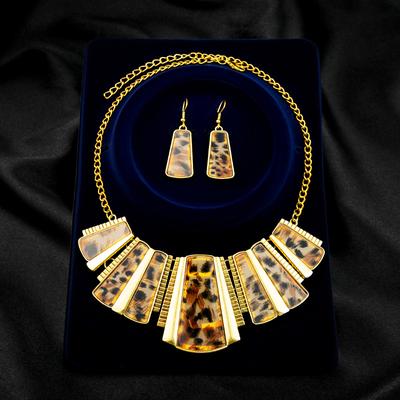 Náhrdelník s temperamentním leopardím vzorem + přehnané módní lichoběžníkové náušnice s uměleckým retro hongkongským stylem a výklenkovým designem, dvoudílná sada