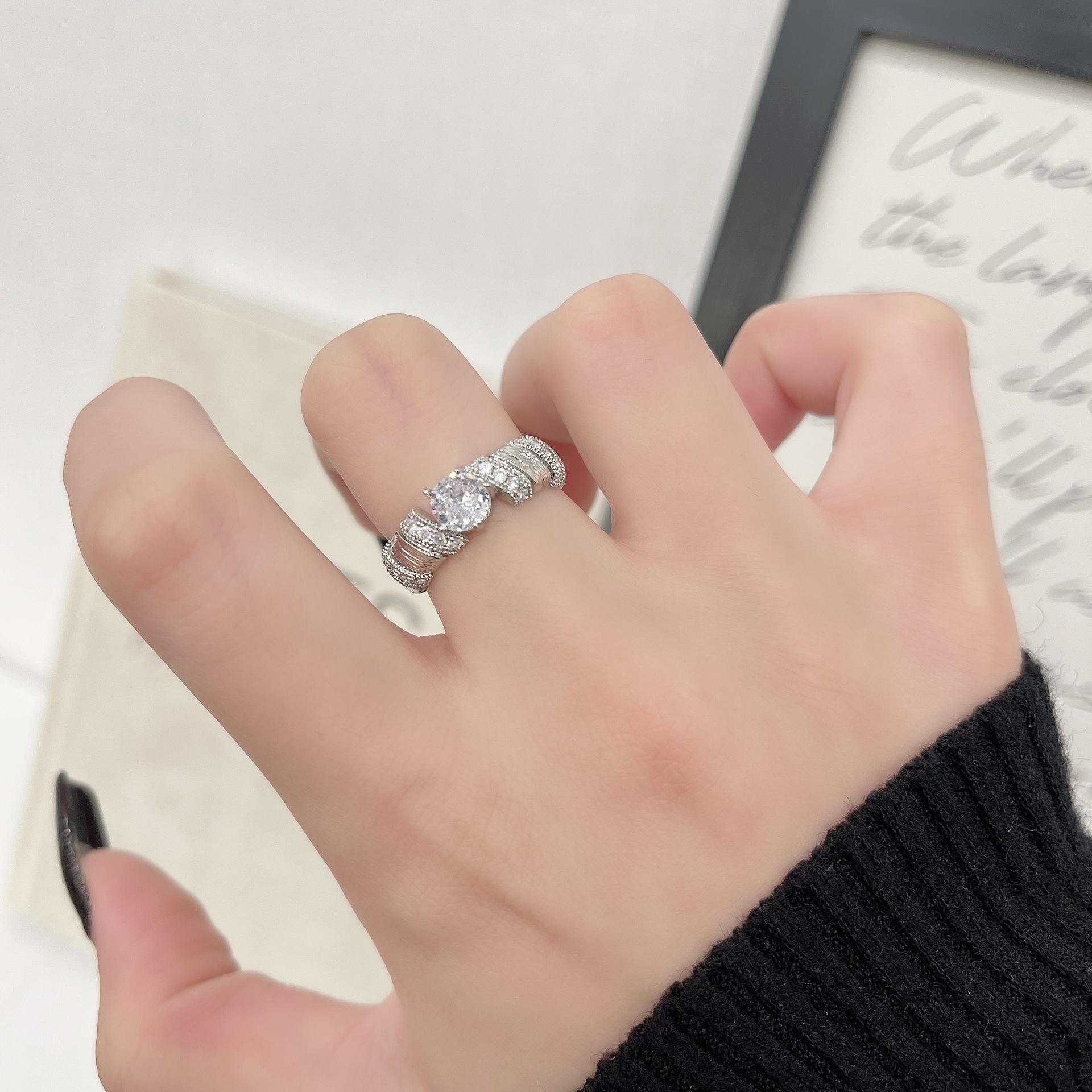 

Жіноча вінтажна каблучка в середньовічному стилі з матовим золотом - французька розкішна мода Brushed Twist Zirconia срібний