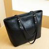 2026 New Large-Capacity Tote Bag for Women, Fashionable Woven Shoulder Bag, Versatile Commuting Handbag with a High-End Feel