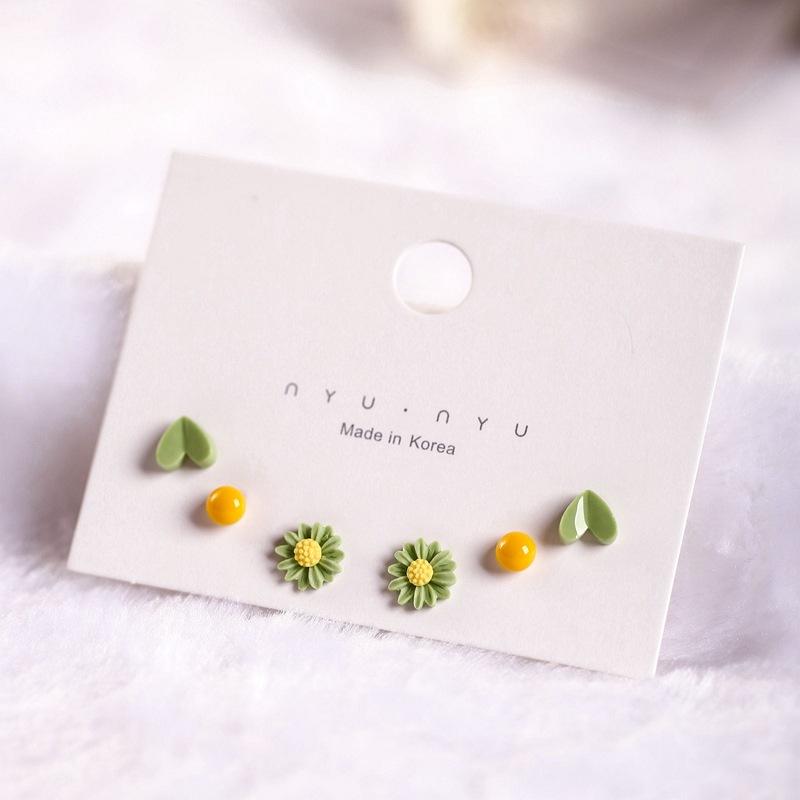 

New ceramic jewelry, cute and fresh earrings, ear piercing care, no need to remove earrings when sleeping, gift for female students, steel pins Green vertical striped he