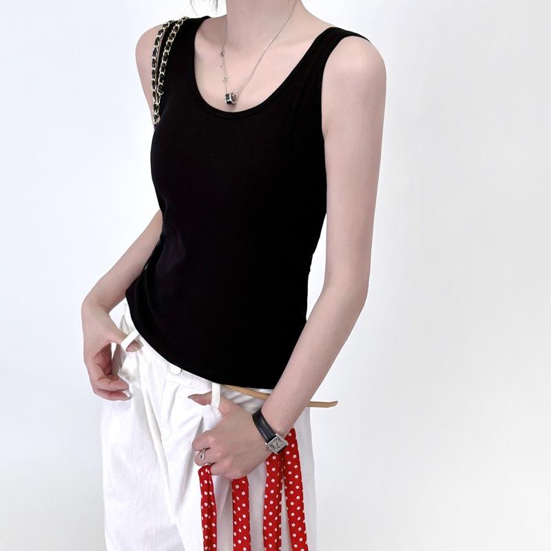 A New Style of Sleeveless, One-piece Halter Top for Women Who Can Wear Alone As An Inner Layer To Make Them Look Slimmer