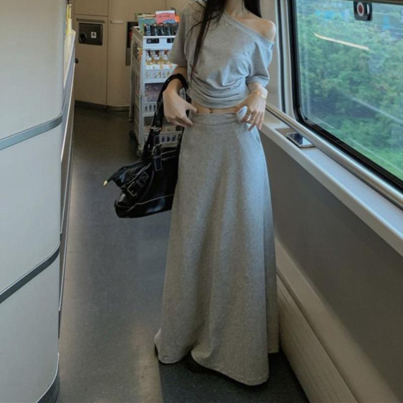 

Женский серый костюм-двойка: Топ на одно плечо облегающего кроя и миди-юбка с высокой талией Large