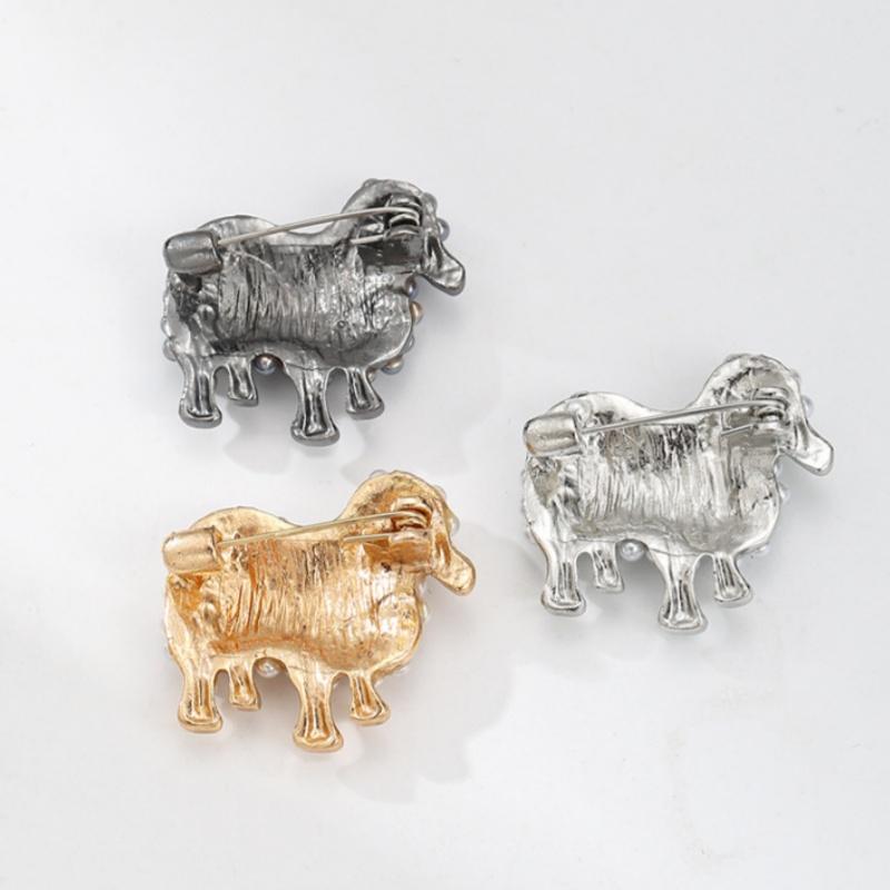 Delicate Faux Pearl Inlaid Sheep Brooch Lightweight Durable Lapel Pin for Graduation Party Daily Outfit Women Accessory