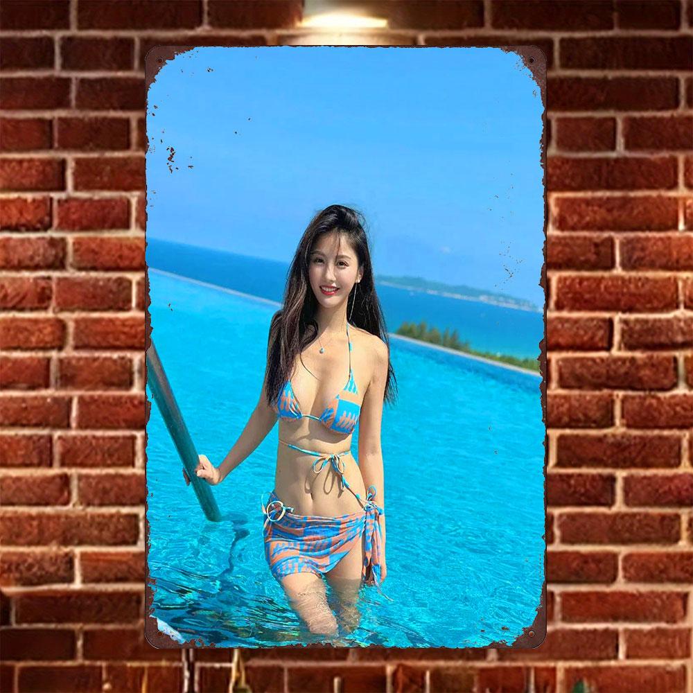 

HD Tin Sign Vintage Asian Girl in Blue Orange Geometric Print Bikini at Infinity Pool Metal Wall Art Retro Decor for Home Bar Ca 20x30cm（7.8x11.8inch）