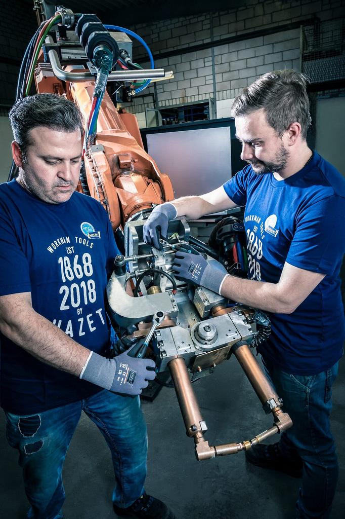 HAZET Inch Ratchet 8816HP 90 4 Degrees Operating Chrome Plated Professional Torque Wrench for Work In Narrow Spaces In the Engine Room Made In Regular