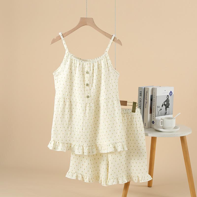 

Комплект из двух предметов: пижама-майка и топ, обеспечивающие комфорт, воздухопроницаемость и свободный крой для домашнего использования. M бежевый