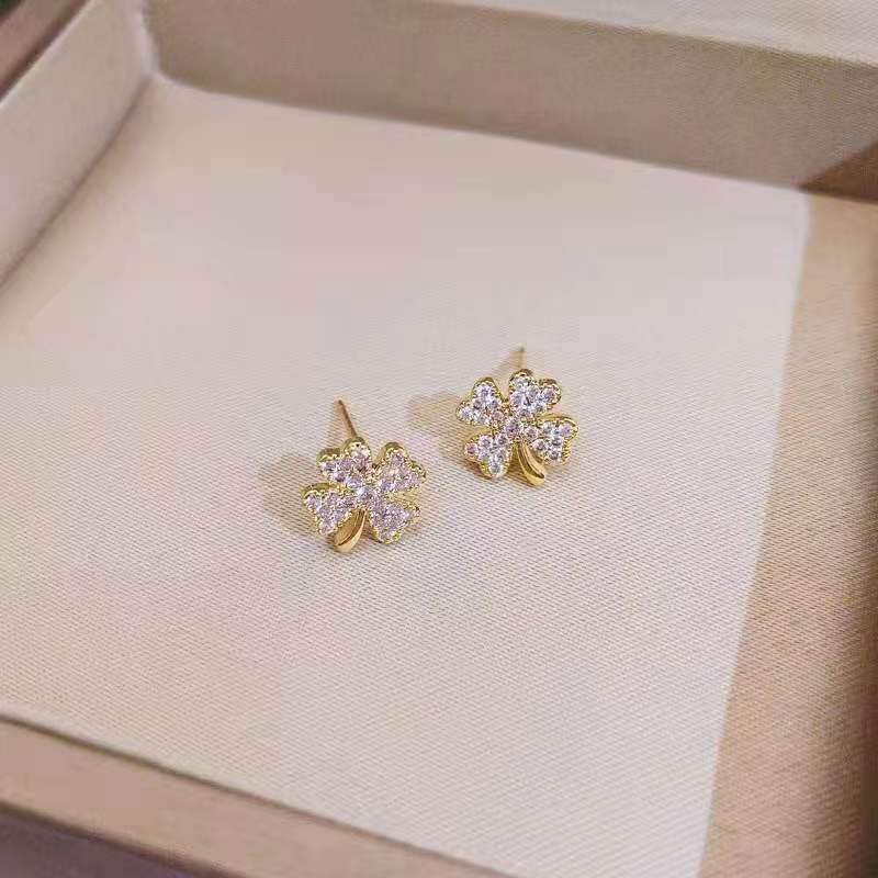 Серьги с четырьмя листами клевера. Простые модные женские серьги. Маленькие усовершенствованные серьги со стразами. золотой