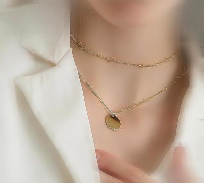 Collana alla moda multistrato con clavicola e ciondolo rotondo