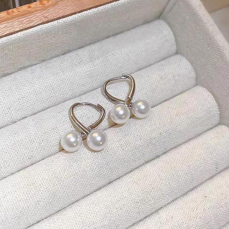 

Women s Simple and Versatile Fashionable Niche Love Earrings срібний