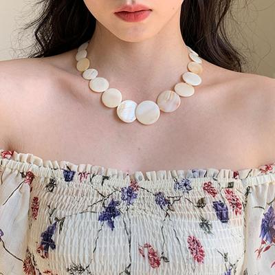 Natürliche Muschelgröße, allmähliche Änderung der Scheibenhalskette für Damen, leichtes Luxus-Design, Nische, elegante Mode-Halskette, Schlüsselbeinkette