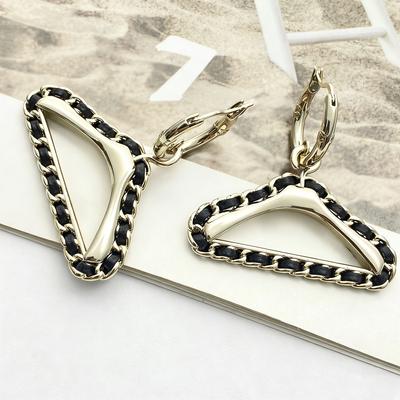Hanger-stijl leren oorbellen en oorhangers dubbele kleuren Toevoeging van klinknagels Modieus en verfijnd high-end op maat gemaakte galvanisatie