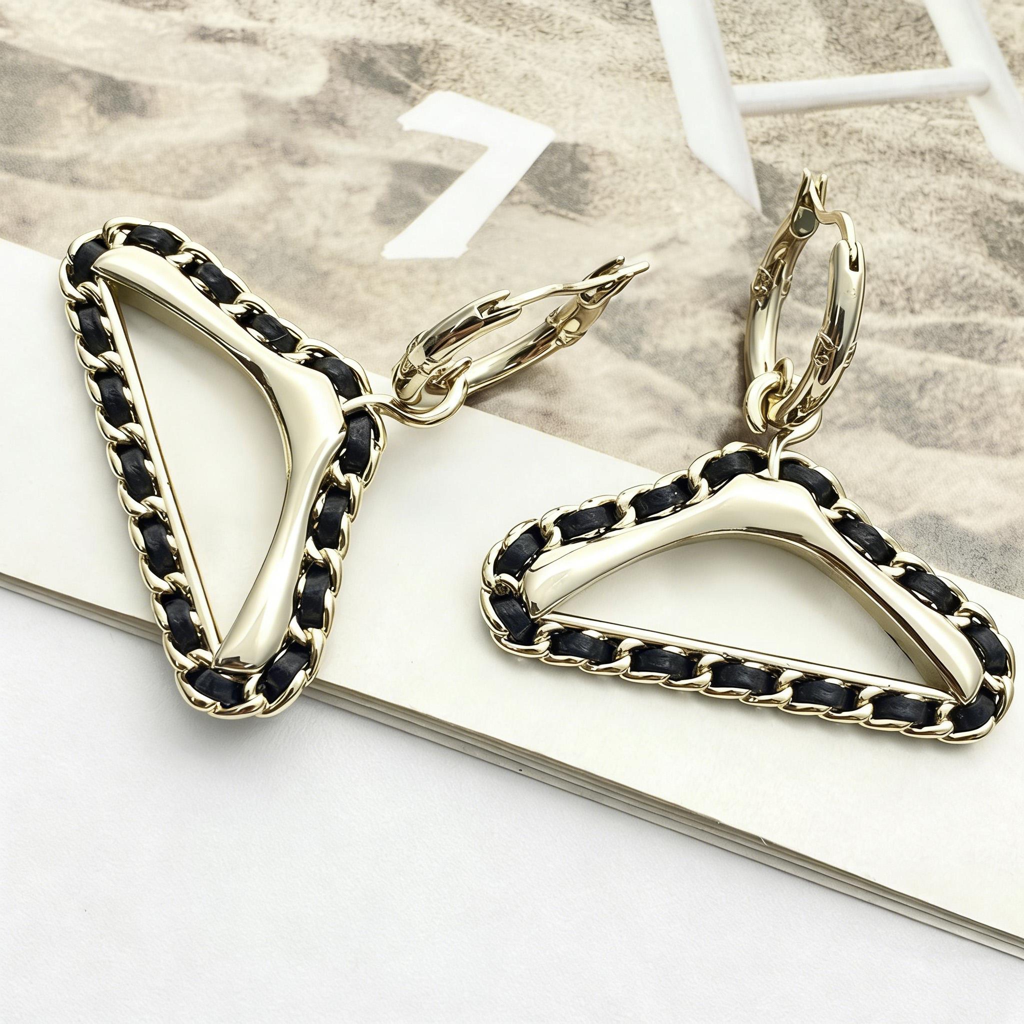 

Шкіряні сережки-гачки та сережки-краплі подвійного кольору з елементами заклепок Модні та вишукані високоякісні індивідуальні гальванічні золотий