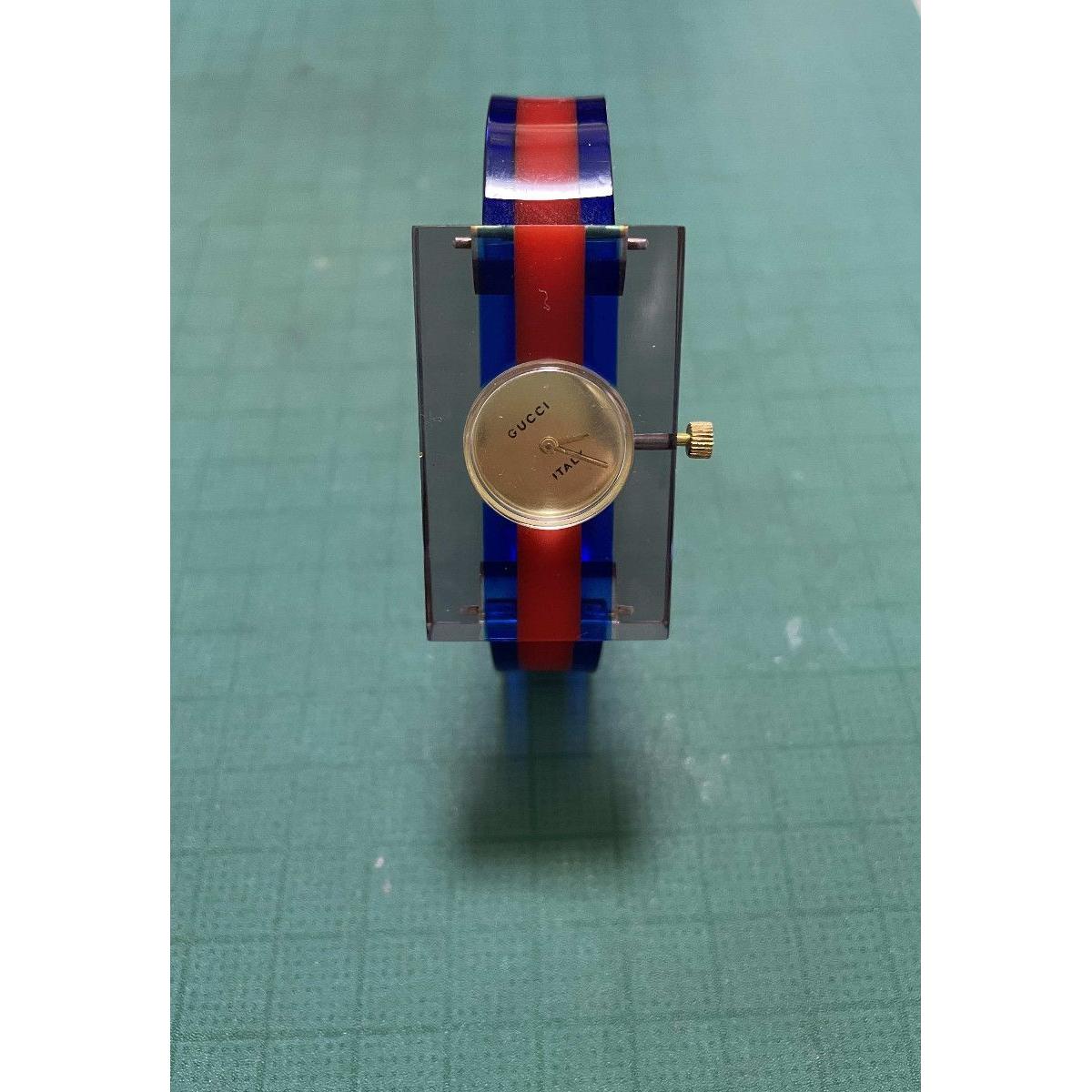 Подержанные аналоговые часы GUCCI