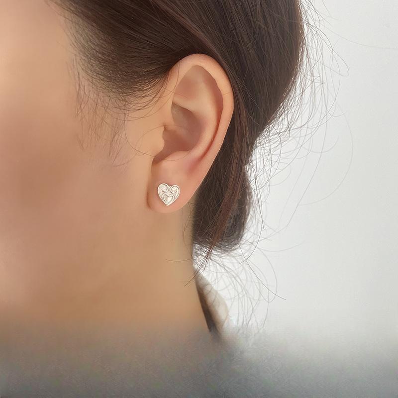 Korean Style Contrasting Heart-shaped Earrings Korean Style Simple and Fashionable Totem Tang Grass Pattern Earrings