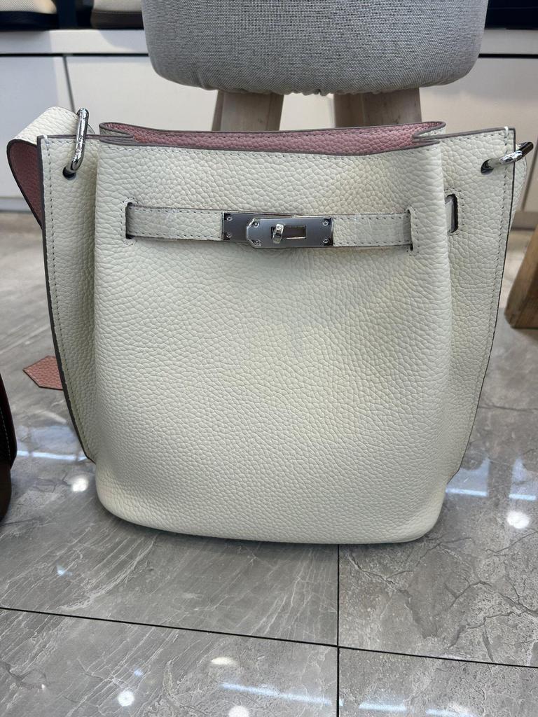 Geantă tip găleată crossbody 2025 din piele naturală - Design vertical din piele de vacă, tip potcoavă, casual și modern, de la Sokelly
