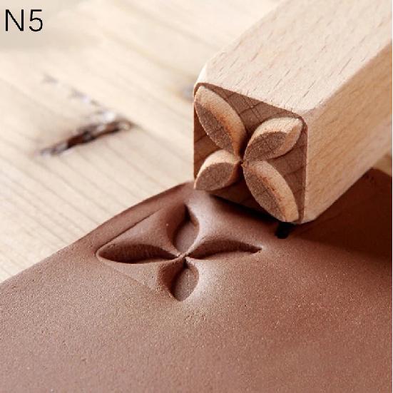 Handgeschnitzte Holzstempel Holzsiegel zum Drucken DIY Ton Keramik Druckblöcke Tonwerkzeug Fischgräte / Eichhörnchen / Blume / Hirsch