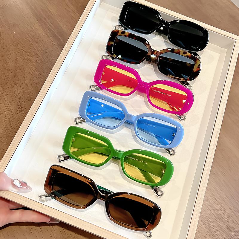 Retro small square sunglasses for both men and women, with a high-end look and a slimming effect on large faces