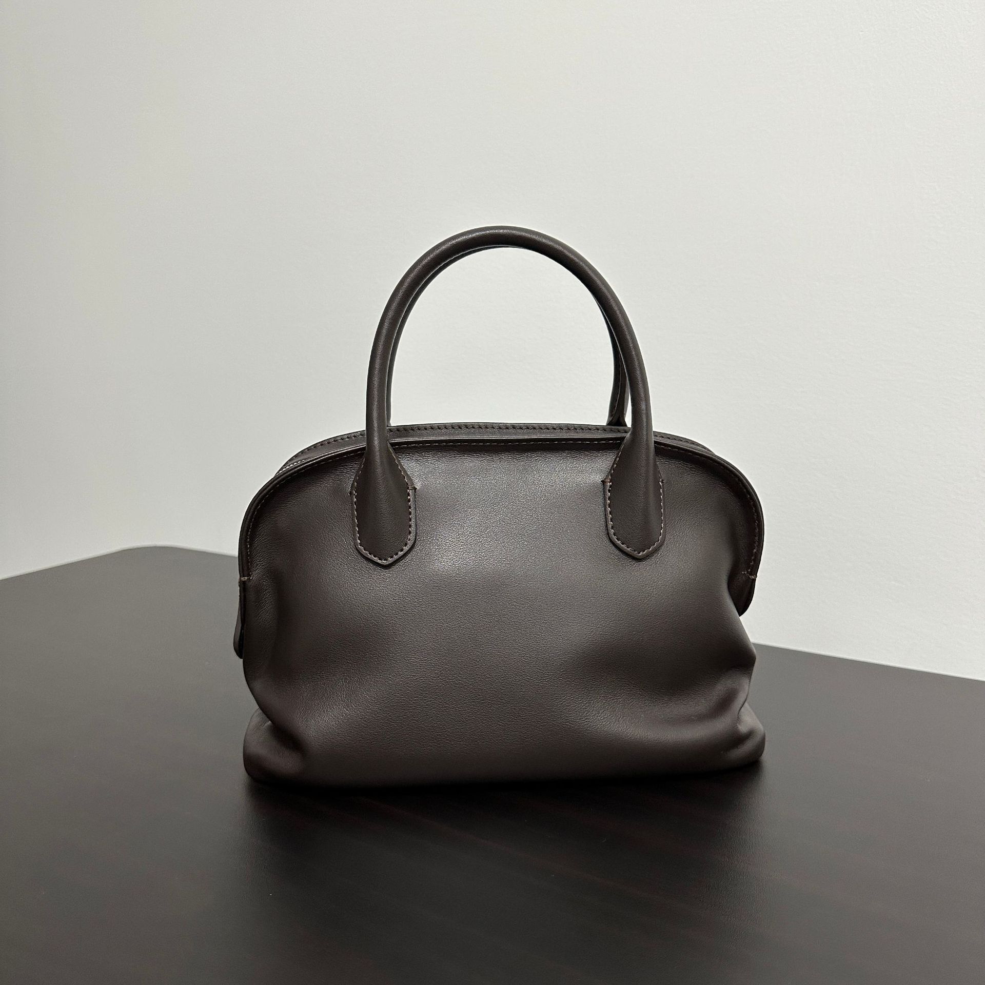 

Первый слой коровьей кожи ряд французский минимализм премиальное чувство сумка для боулинга для поездок на работу мятая минималистичный ветер большая вместимость Small эбеновый