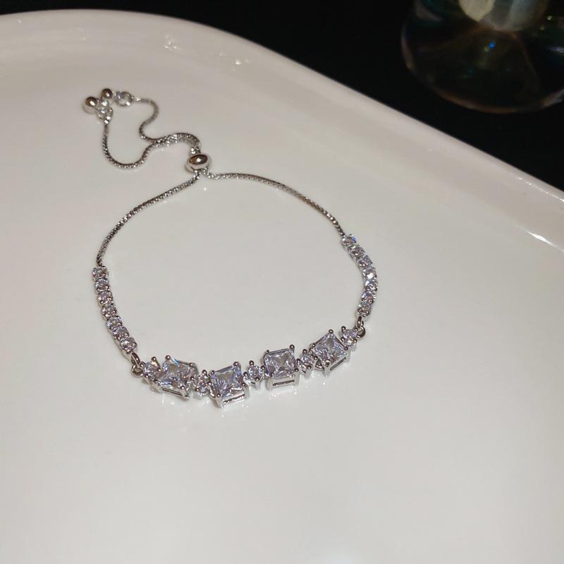 2025 Neues quadratisches Zirkonia-Armband: Elegante Luxus-Handkette für Damen