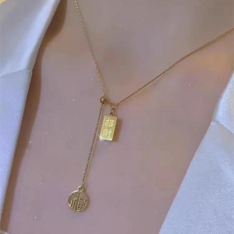 Collar Femenino de Acero de Titanio de Lujo Ligero con Colgante Fu - Diseño de Ladrillo de Oro