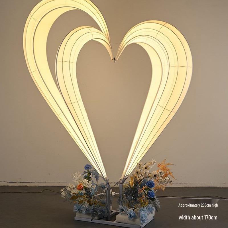 

Весільний декор у формі серця: Фон для фото, Освітлення проходу та Реквізит для вітрин