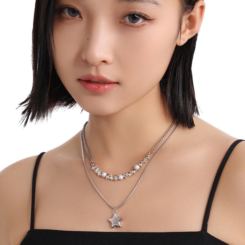 Double Layer Star Pendant Necklace - Women's Niche Luxury, Sweet & Cool Style, High-End Jewelry Accessory.