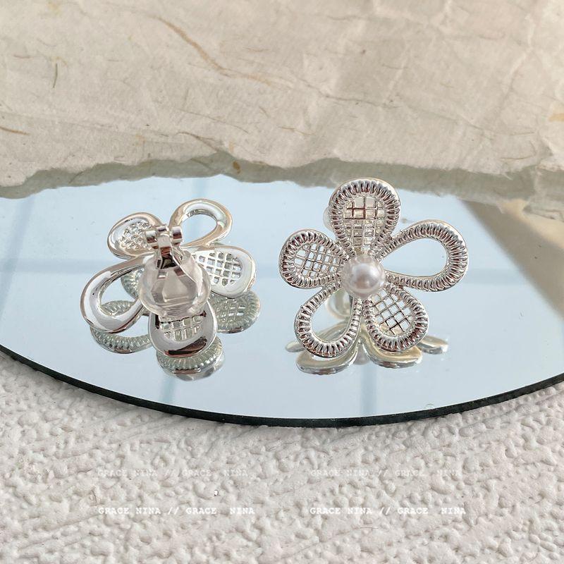 

Knock Easiest for Match! Korean Style Silver Flower Pearl Stud Earrings Women 2025 New Arrival Fancy Earrings Elegant Ear Clip Earrings Silver Flower pearl ear clip