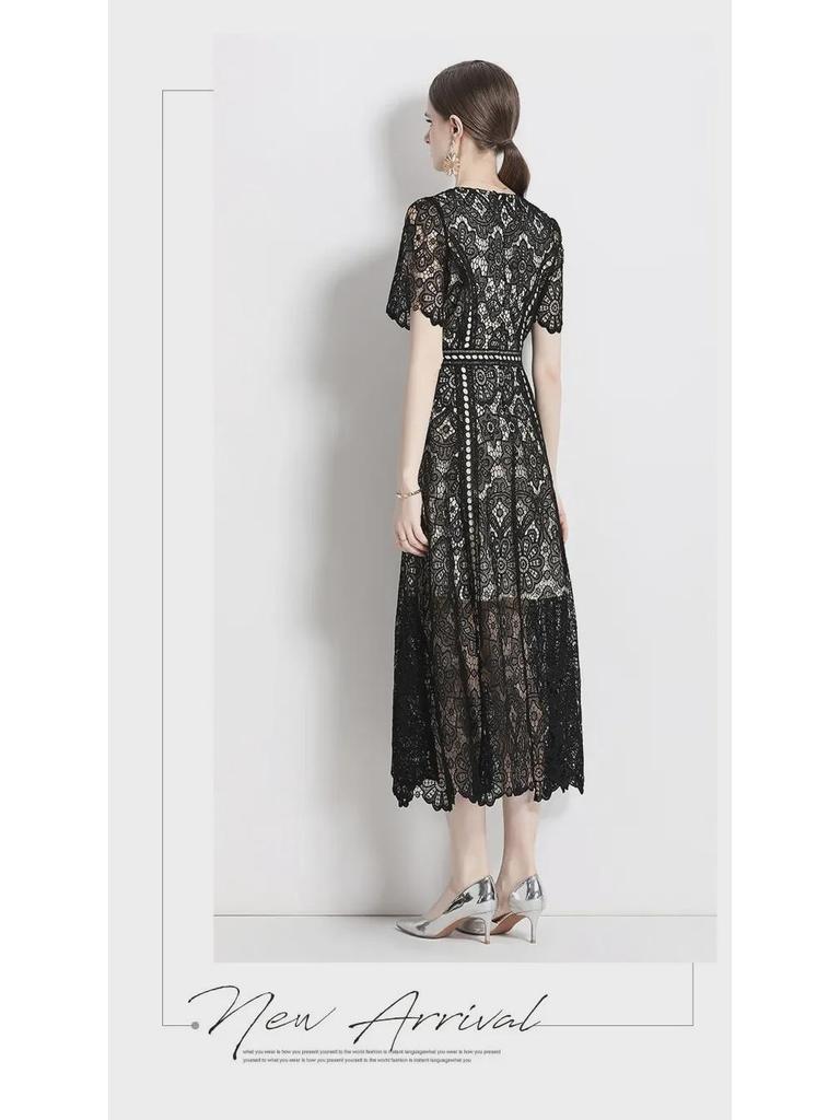 Dlouhá sukně ve francouzském stylu, sešitá z krajky rozpustné ve vodě, s úzkým kulatým výstřihem a velkým rozsahem.