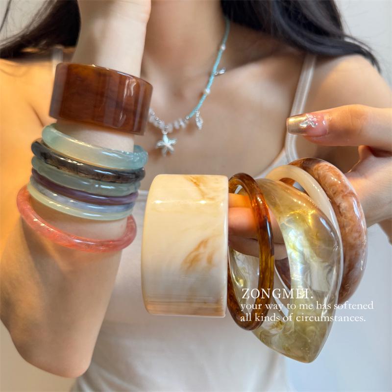 Velký nepravidelný mramorový vzor akrylový náramek - Výrazný francouzský široký čtvercový pryskyřičný šperk.